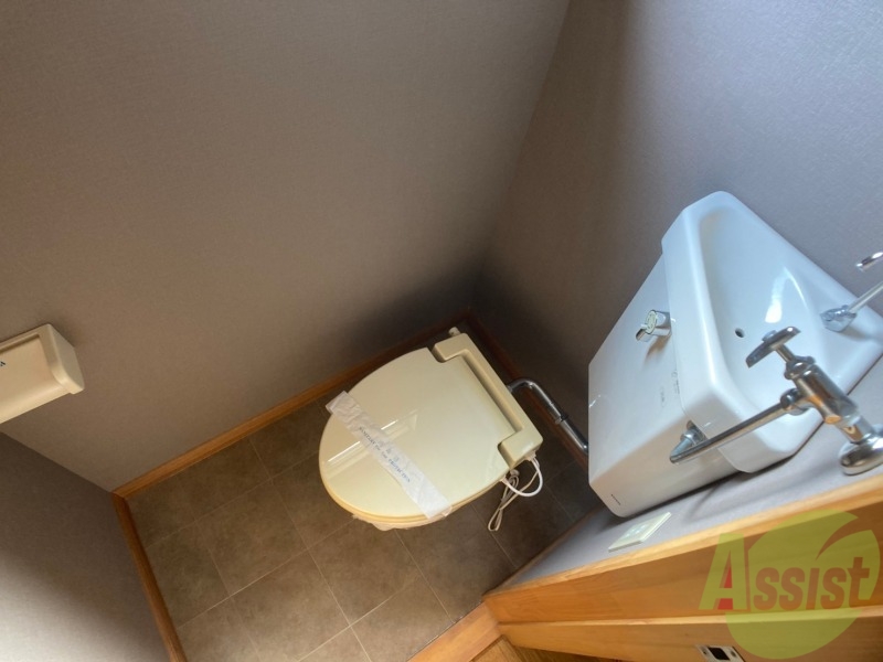 トイレ　こちらはトイレです。清潔感があり、安心して使用できます。