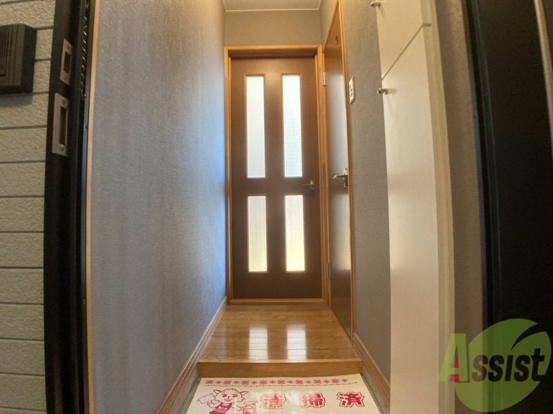 玄関　玄関です。すぐ広いリビングにつながっています。