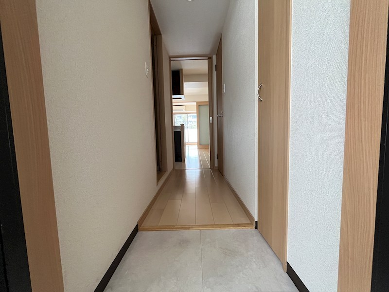 アールワイ西宮の玄関写真