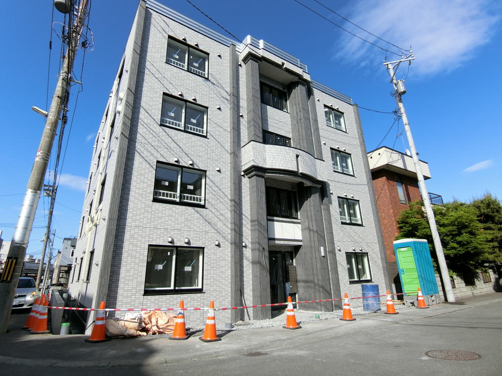 建物外観　7月末日完成予定の新築マンション。