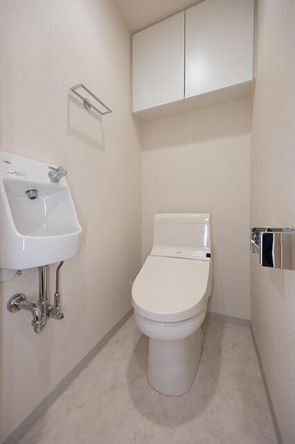 小田急線 千歳船橋駅 徒歩11分 10階建 築19年のトイレ写真