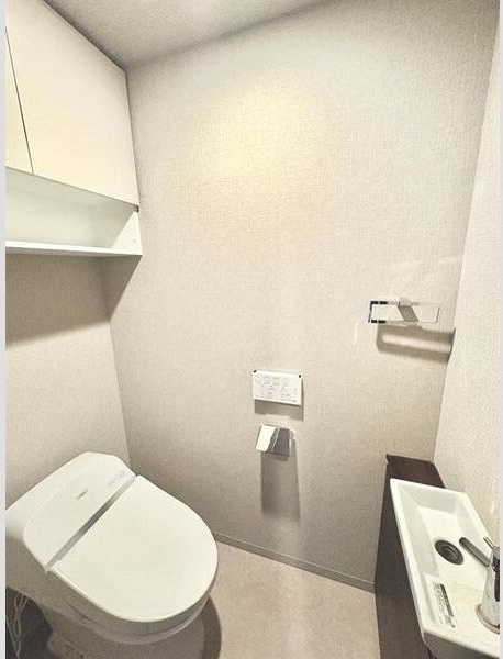 地下鉄鶴舞線 植田駅 徒歩6分 15階建 築8年のトイレ写真