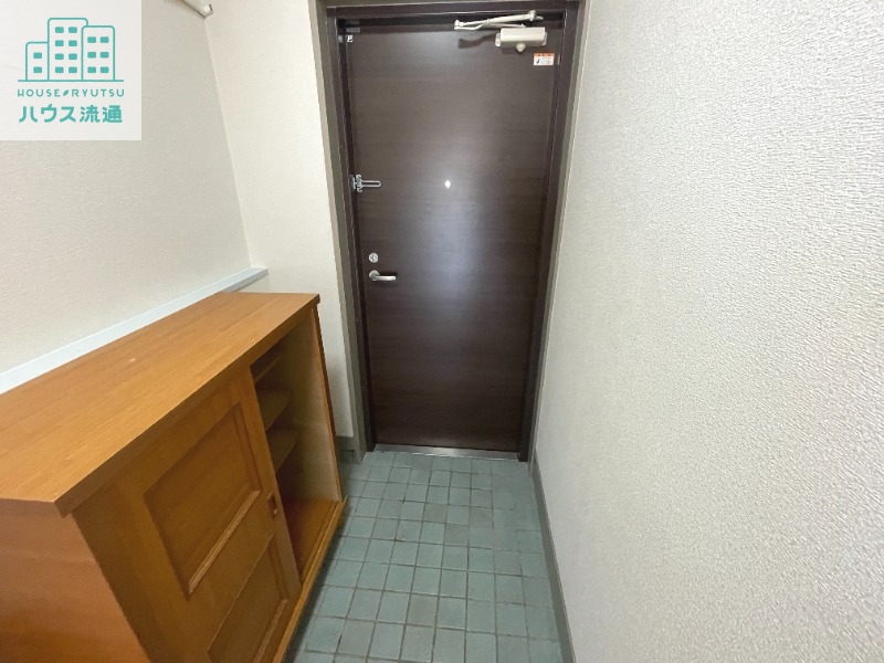 玄関　※写真は別号室です。