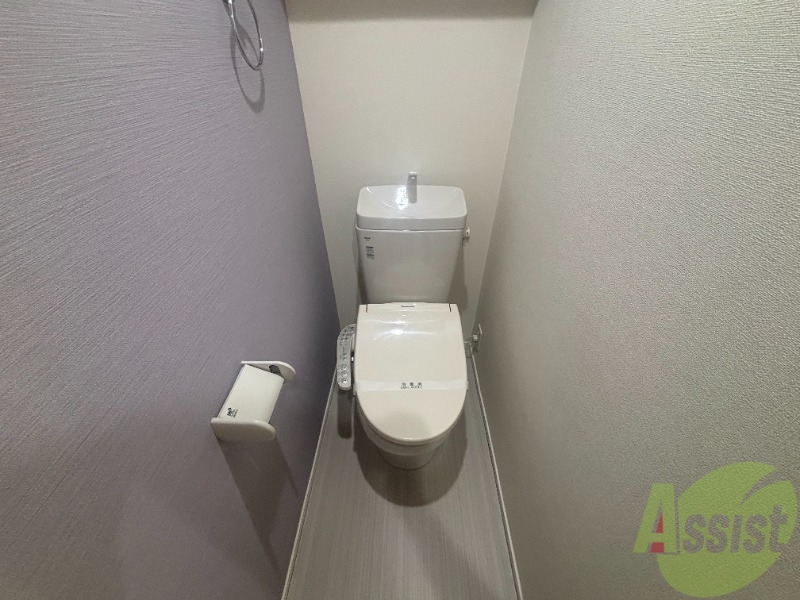 トイレ　トイレは温水洗浄便座です。シンプルな雰囲気になっています。