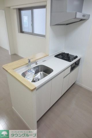 キッチン　グリル付きのシステムキッチンです。対面式でお料理も快適です。