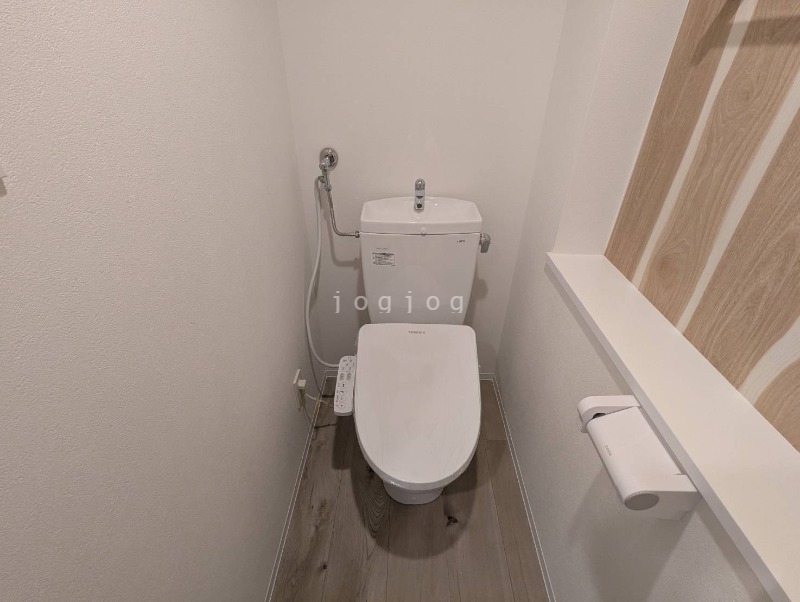 トイレ　嬉しい温水洗浄便座付きのトイレです。