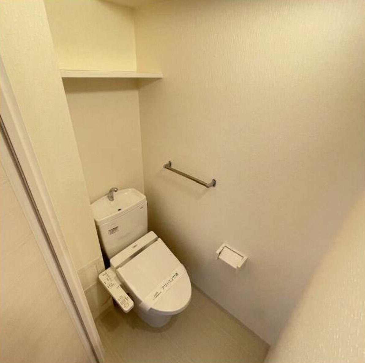 トイレ　落ち着いた色調のトイレです