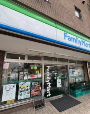 コンビニ　ファミリーマート世田谷北沢四丁目店（コンビニ）まで181m