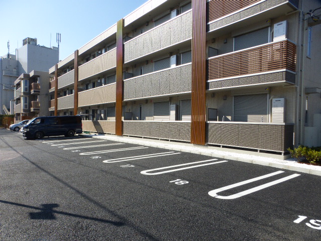 駐車場　敷地内駐車場付　￥10，000-
