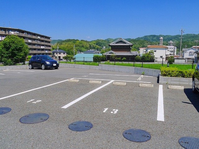 駐車場　駐車場に車を止められます