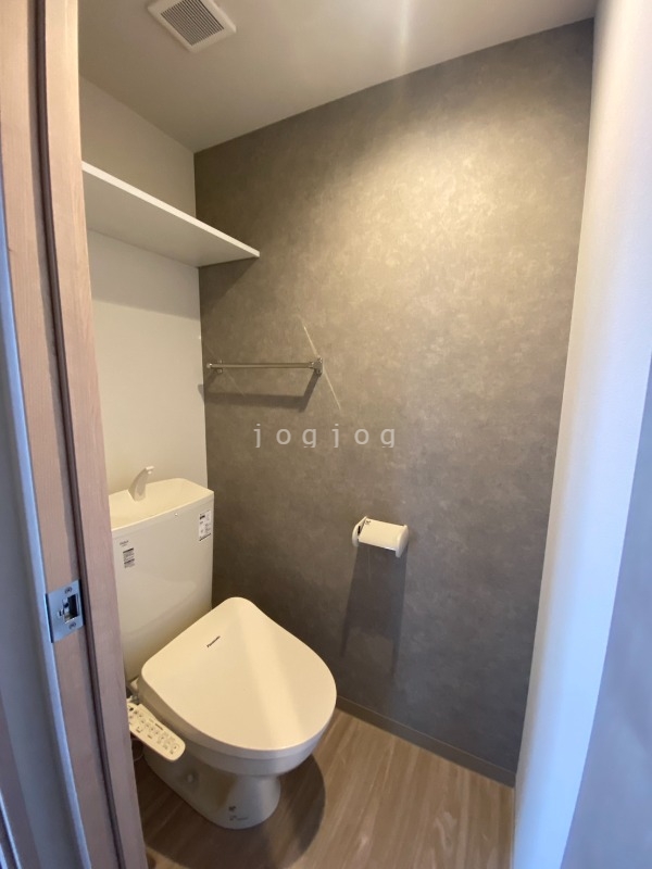 トイレ　嬉しい温水洗浄便座付きのトイレです。