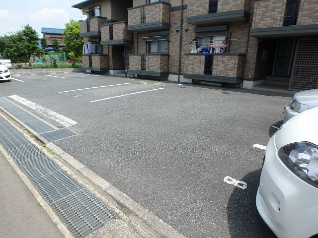 その他共有部分　駐車場は広々停めやすいですよ