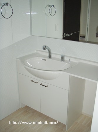 洗面設備　全面鏡張りのワイド洗面台