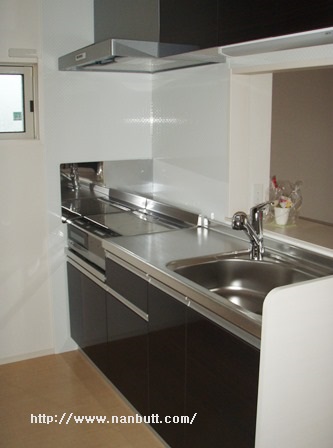 キッチン　カウンターキッチン／窓付き