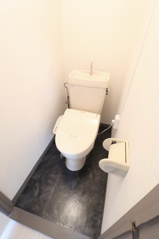 トイレ　お手洗いには温水洗浄便座付き！