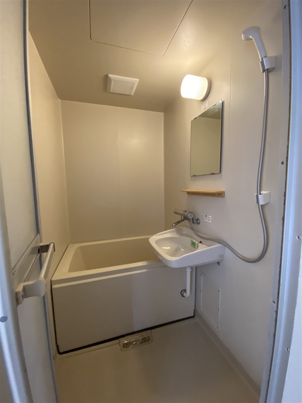 バス・シャワールーム　※別部屋の参考写真です