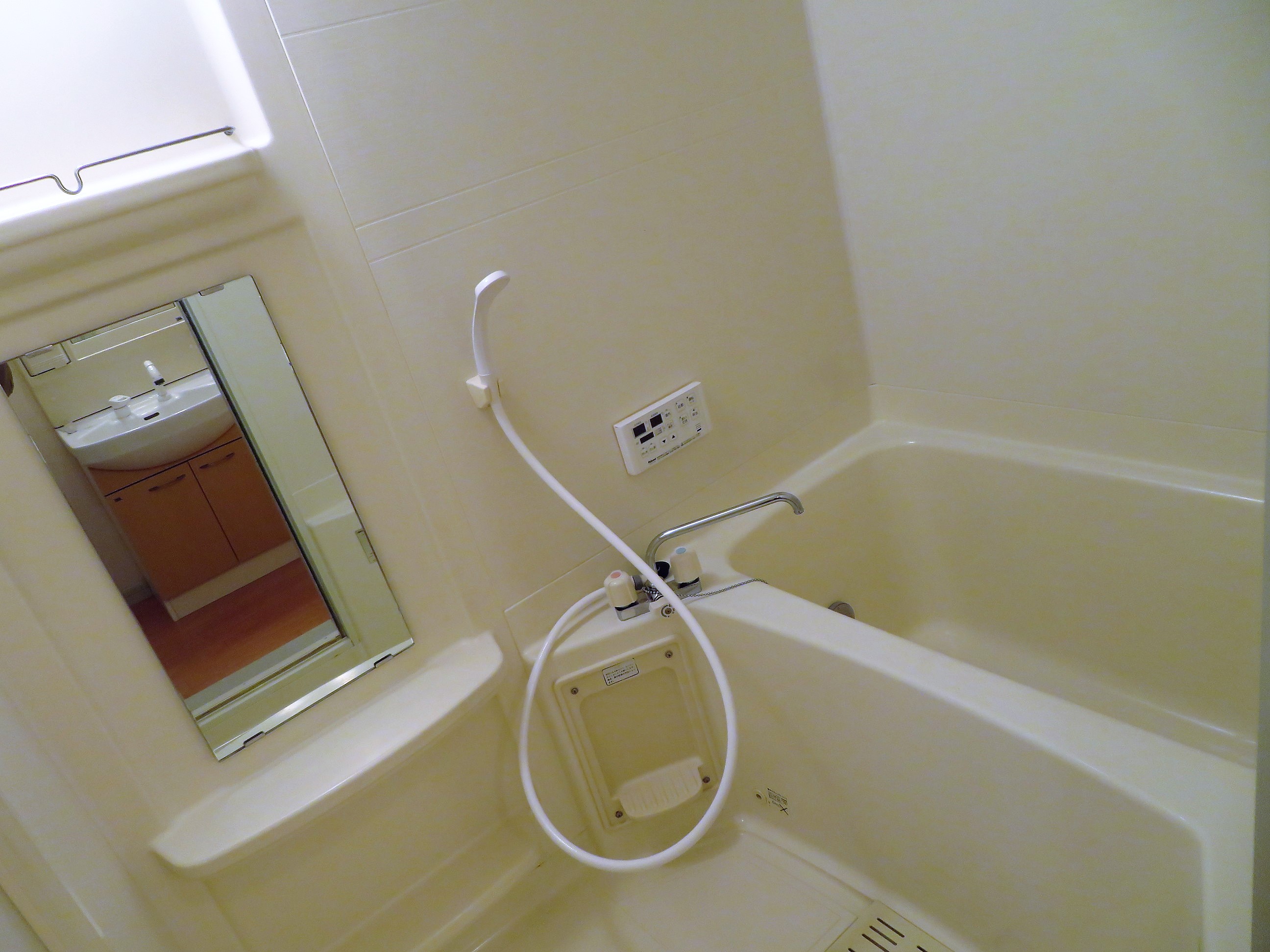 バス・シャワールーム　追い炊き、浴室乾燥機付きです。