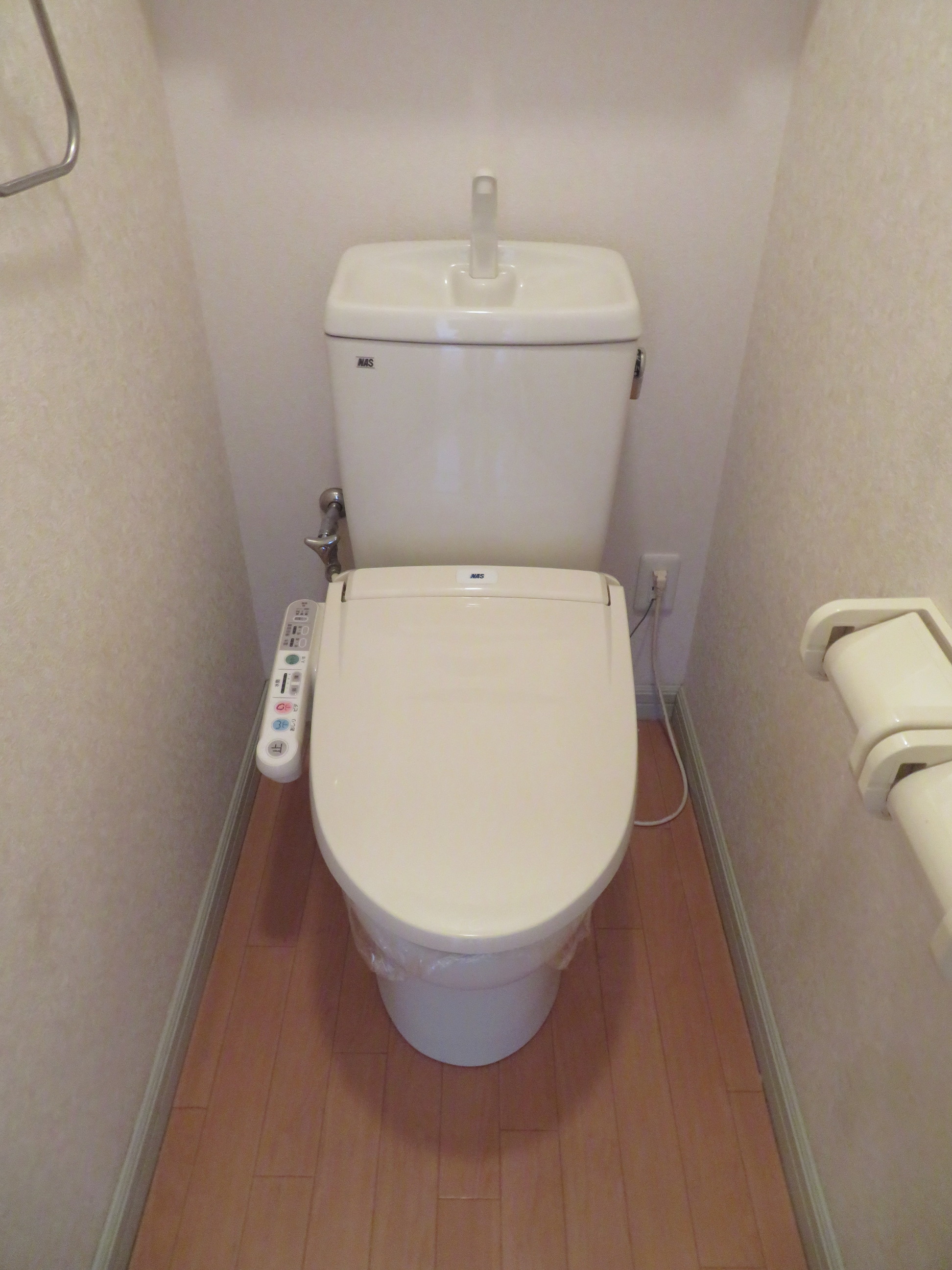 トイレ　ウォシュレット付きトイレ。便利な収納棚付き。