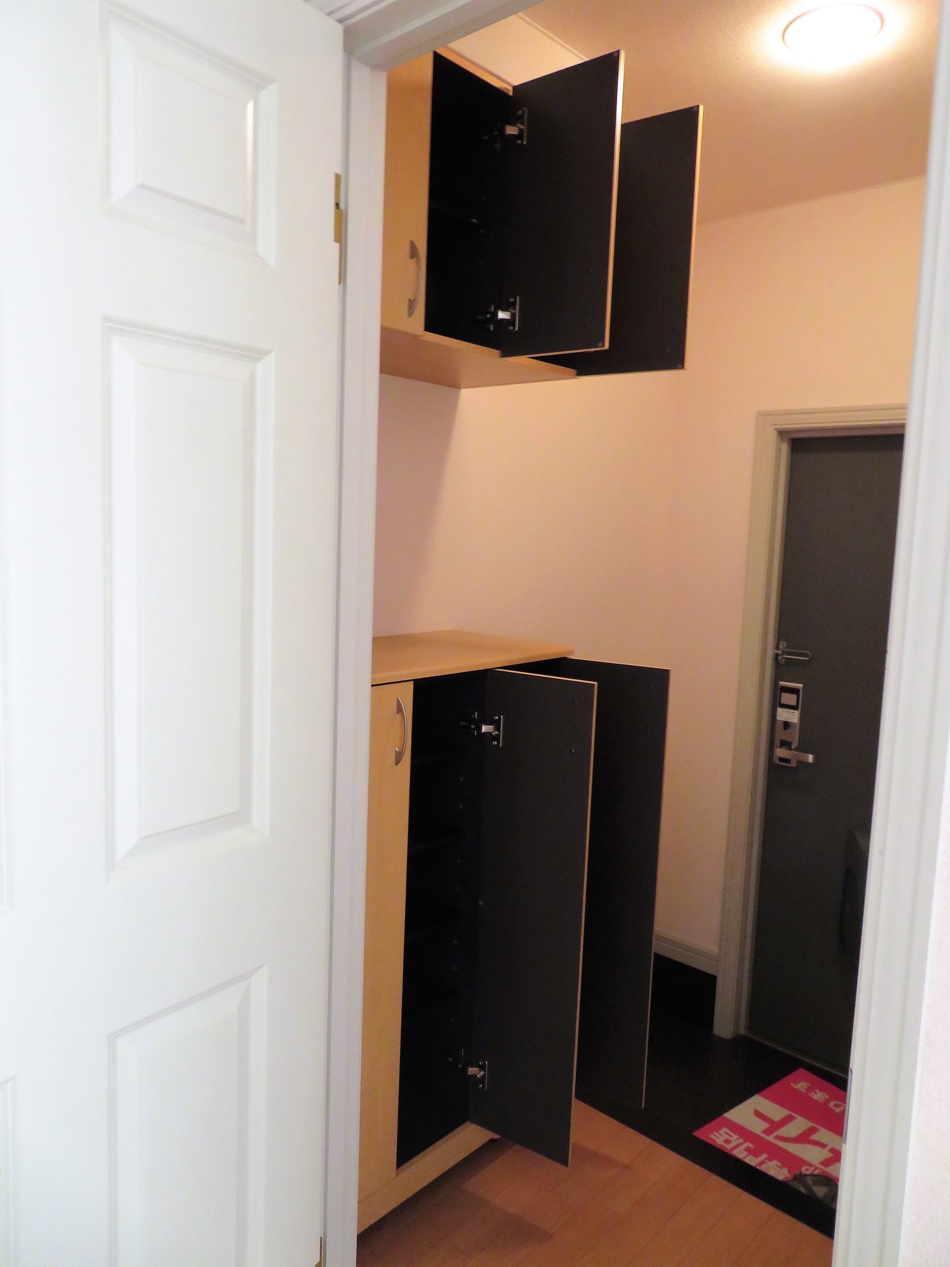 玄関　シューズボックス付き。室内階段が御座います。