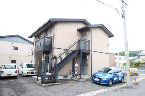岡山市中区山崎のアパートの建物外観