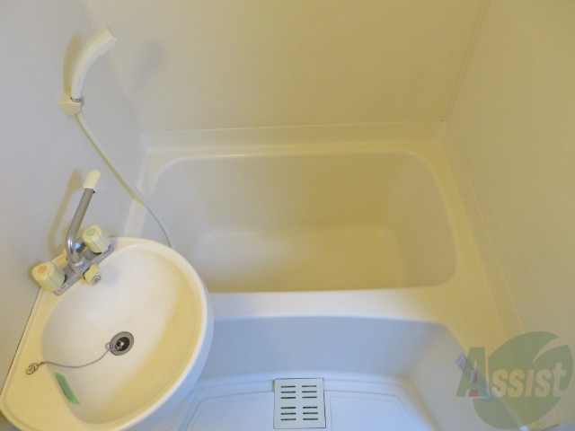 バス・シャワールーム　お風呂はこちらです。ゆったりできそうですね。