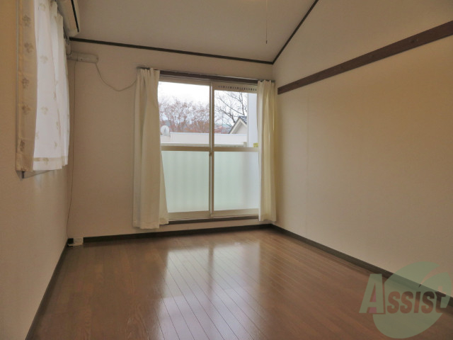 居室・リビング　陽当たり良く、十分に広さのあるお部屋となっております