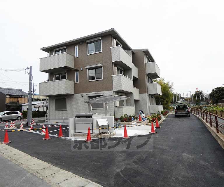京都市伏見区横大路柿ノ本町のアパートの建物外観