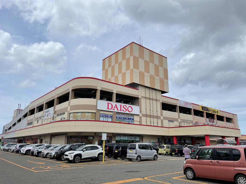 ショッピングセンター　MEGAドン・キホーテ金沢店（ショッピングセンター）まで610m