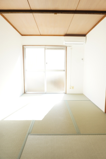 居室・リビング　南西向き６畳の和室です☆