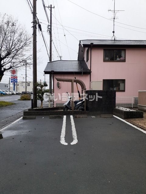 【浜松市中央区篠原町のアパートの駐車場】