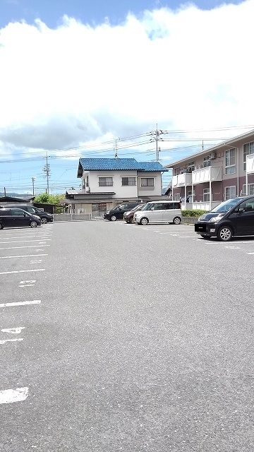 【岩国市中津町のアパートの駐車場】