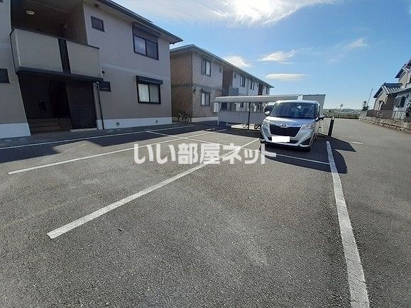 【桑名郡木曽岬町大字栄のアパートの駐車場】