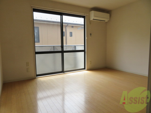 居室・リビング　６帖の洋室です。広々として、きれいですね。