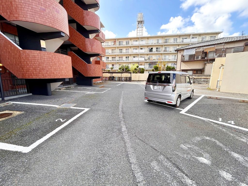 【千葉市花見川区検見川町のマンションの駐車場】