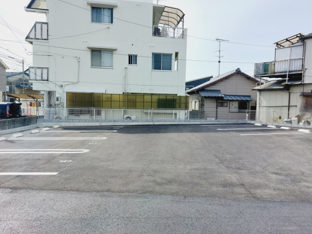 【松山市元町のアパートの駐車場】