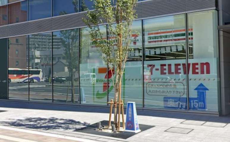 コンビニ　セブンイレブン（コンビニ）まで598m