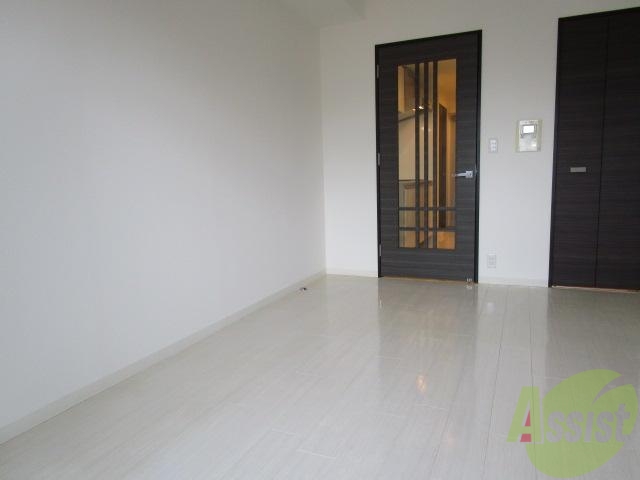 その他部屋・スペース　白色のフローリングで清潔感があります。