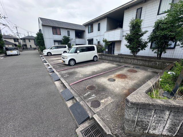 【松原市新堂のアパートの駐車場】