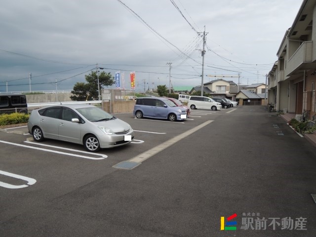 【シップ信栄IIの駐車場】