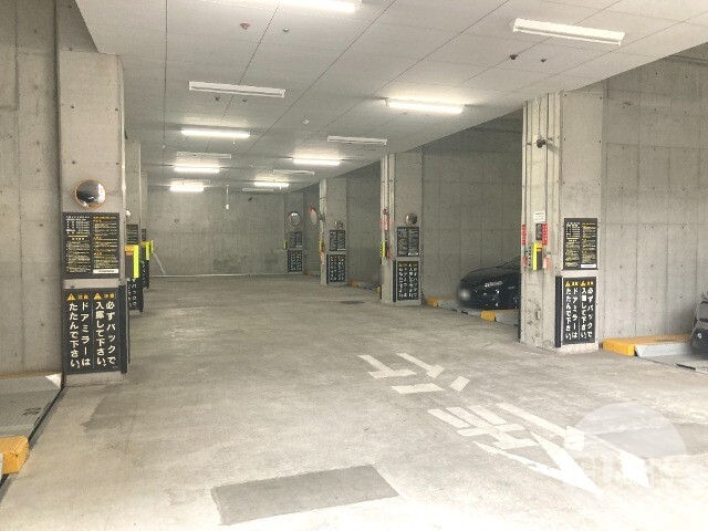 【堺市西区上野芝町のマンションの駐車場】