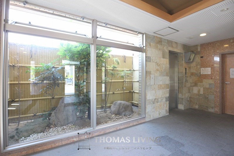 ロビー　日本庭園のような趣のあるロビーです。