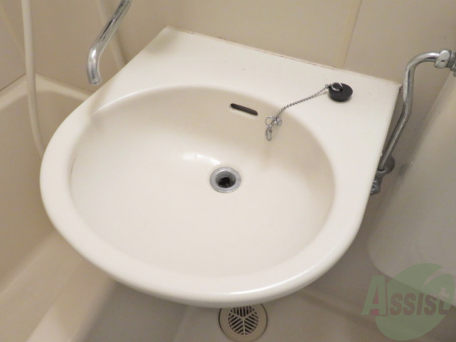 洗面設備　お風呂に入りながらここも掃除できちゃいますね。