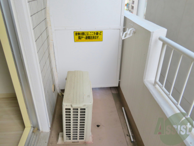 バルコニー　少し小さくても洗濯物はちゃんと外に干せますよ。