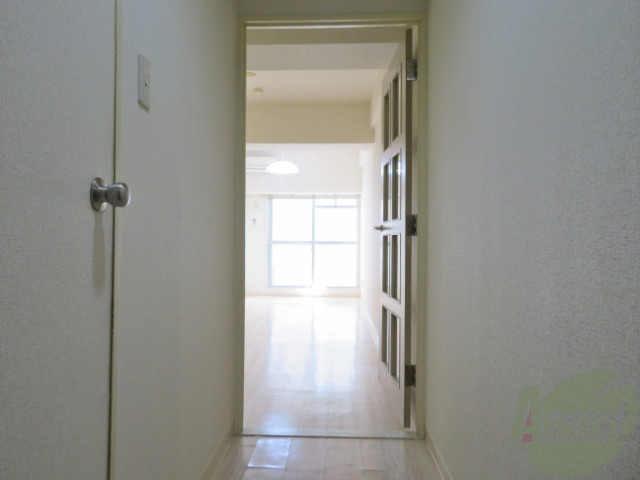 玄関　玄関からも陽の光が見えて、気持ちが良いですね。