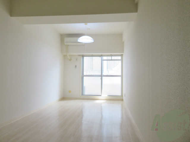 居室・リビング　陽の光が差し込む明るいお部屋は気持ちが良いですね。