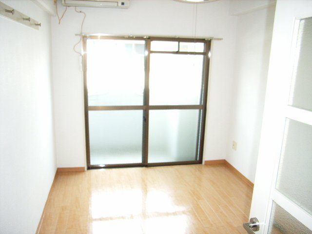 居室・リビング　同物件、別号室のものです。