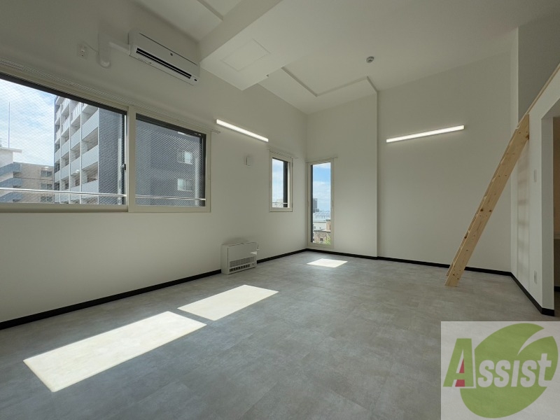 居室・リビング　フローリングと壁のカラーが明るい雰囲気ですね！