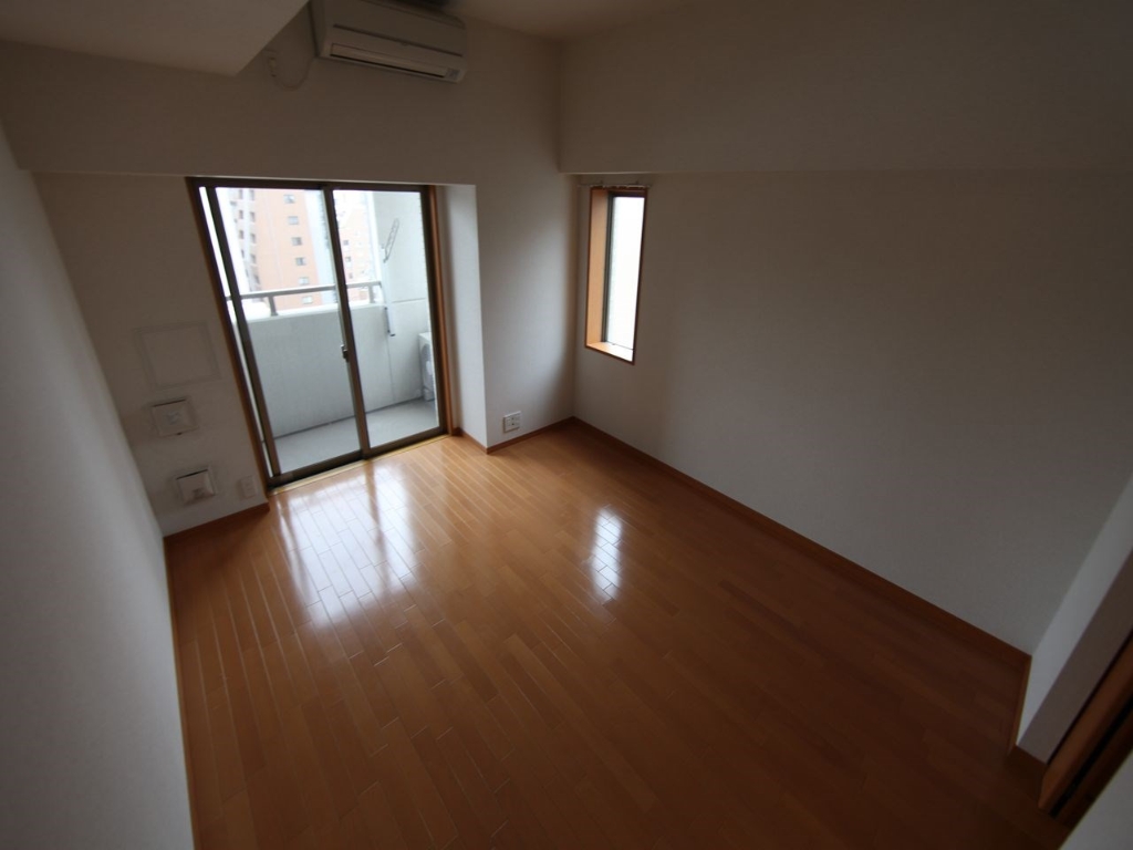 居室・リビング　洋室8.1帖　2面採光　エアコン完備　バルコニー