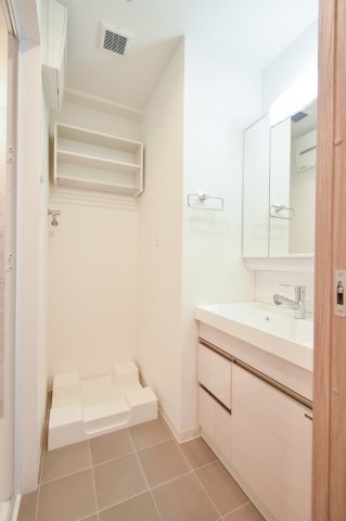 洗面設備　脱衣所には独立洗面台に洗濯機置き場もあります