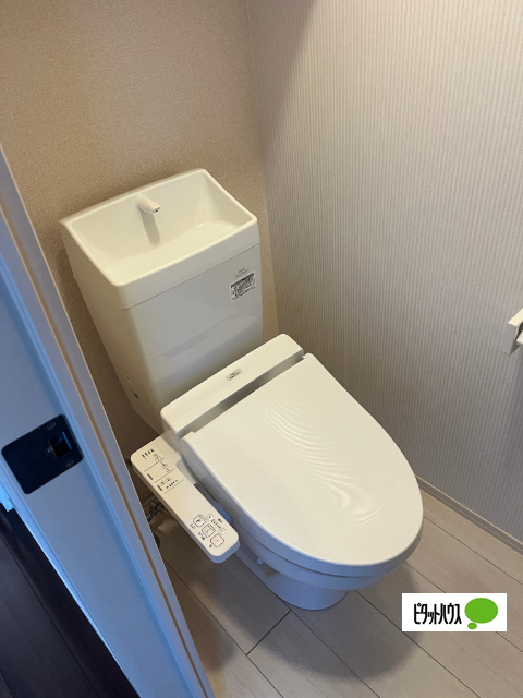 トイレ　温水洗浄暖房便座バルコニー　内観